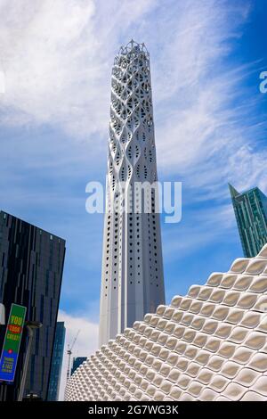 La Tour de lumière. Conduits pour le Civic Quarter Heat Network enfermés dans une enveloppe architecturale, par l'architecte Tonkin Liu. Manchester, Angleterre, Royaume-Uni Banque D'Images