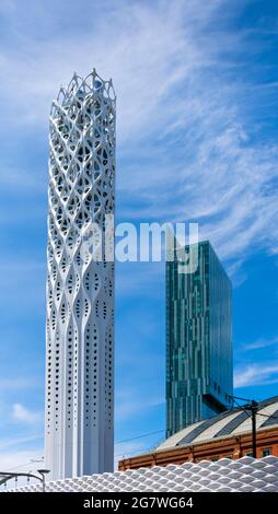 La Tour de lumière. Des flues pour le réseau de chaleur du quartier Civic enfermé dans un enveloppement architectural, par l'architecte Tonkin Liu. Manchester, Angleterre, Royaume-Uni Banque D'Images