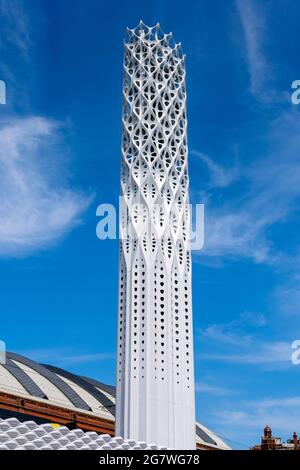 La Tour de lumière. Des flues pour le réseau de chaleur du quartier Civic enfermé dans un enveloppement architectural, par l'architecte Tonkin Liu. Manchester, Angleterre, Royaume-Uni Banque D'Images