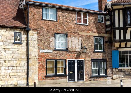 N° 2 et 2a, rue College. Maisons datant de la fin du XIIIe ou du début du XIVe siècle. Catégorie II*. York, Yorkshire, Angleterre, Royaume-Uni. Banque D'Images