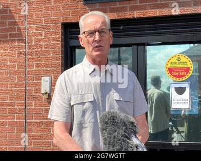 Gerry Kelly, député de Sinn Fein, parle aux médias à l'extérieur des bureaux du parti sur le chemin Falls, à l'ouest de Belfast, après que les dirigeants politiques ont rencontré Brandon Lewis au sujet des propositions héritées. Date de la photo : vendredi 16 juillet 2021. Banque D'Images