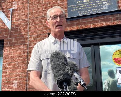 Gerry Kelly, député de Sinn Fein, parle aux médias à l'extérieur des bureaux du parti sur le chemin Falls, à l'ouest de Belfast, après que les dirigeants politiques ont rencontré Brandon Lewis au sujet des propositions héritées. Date de la photo : vendredi 16 juillet 2021. Banque D'Images