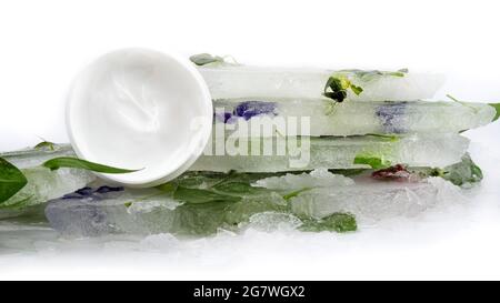 crème fraîche à base de plantes, soins de la peau appropriés. Banque D'Images