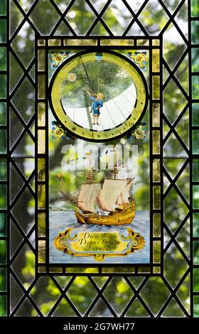 Vitraux représentant un cadran solaire et un voilier dans la Chapelle des aventuriers marchands, York, Yorkshire, Angleterre, Royaume-Uni. Banque D'Images