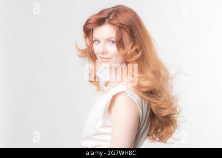 Ginger femme posin comme modèle en studio. Gros plan portrait. Banque D'Images