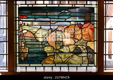 Vitraux représentant la rivière Ouse et la cité médiévale de York, dans le Parlor du Gouverneur, Merchant Adventurers' Hall, York, Angleterre, Royaume-Uni Banque D'Images