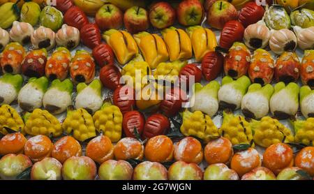 mélange de friandises colorées en forme de fruits. Banque D'Images