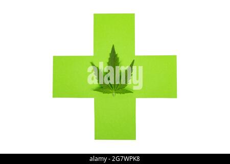 cannabis médical, croix verte et feuille de cannabis isolée sur fond blanc. Banque D'Images