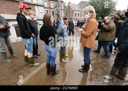 La reine Mathilde de Belgique photographiée lors d'une visite royale à Pepinster après les fortes pluies des derniers jours, vendredi 16 juillet 2021. La province di Banque D'Images