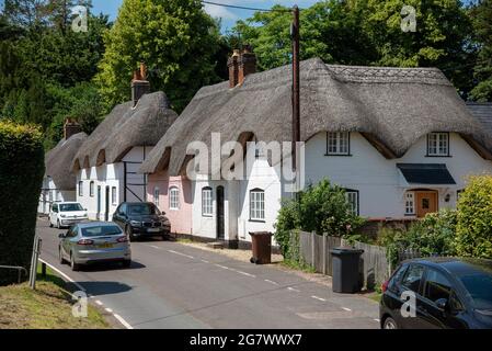 Micheldever, Winchester, Hampshire, Angleterre, Royaume-Uni. 2021. Pittoresque thatch cottages ligne une rue dans Micheldever un village dans Hampshire, Royaume-Uni. Banque D'Images