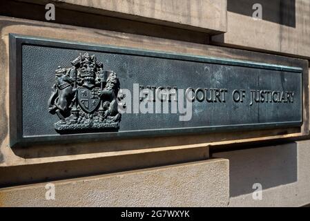 Signe par la porte de la haute Cour de Justiciary dans le Lawnmarket, Édimbourg, Écosse, Royaume-Uni. Banque D'Images