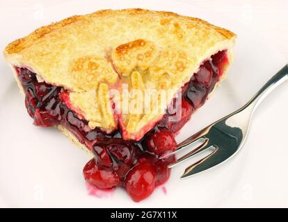 Une tranche de tarte aux cerises garnie de cerises Morello sucrées et juteuses et de pâte à croûte courte. Banque D'Images