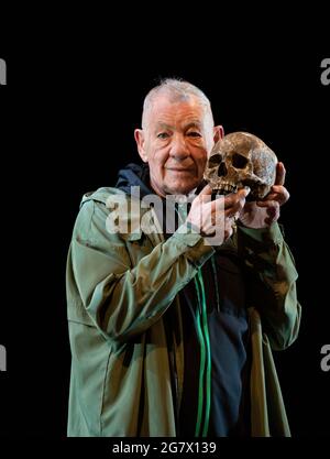 Ian McKellen comme Hamlet avec le crâne de Yorick dans LE HAMEAU par Shakespeare ouverture au Théâtre Royal Windsor, Angleterre le 20/07/2021 Set design: Lee Newby costumes: Loren Epstein perrugs et maquillage: Susanna Peretz éclairage: Zoe Spurr réalisateur: Sean Mathias Banque D'Images