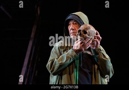 Ian McKellen comme Hamlet avec le crâne de Yorick dans LE HAMEAU par Shakespeare ouverture au Théâtre Royal Windsor, Angleterre le 20/07/2021 Set design: Lee Newby costumes: Loren Epstein perrugs et maquillage: Susanna Peretz éclairage: Zoe Spurr réalisateur: Sean Mathias Banque D'Images