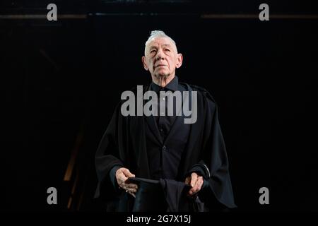 Ian McKellen comme Hamlet dans LE HAMEAU de Shakespeare ouverture au Théâtre Royal Windsor, Angleterre le 20/07/2021 set design: Lee Newby costumes: Loren Epstein perruques et maquillage: Susanna Peretz éclairage: Zoe Spurr réalisateur: Sean Mathias Banque D'Images