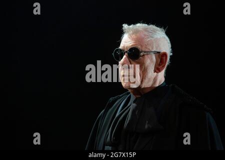 Ian McKellen comme Hamlet dans LE HAMEAU de Shakespeare ouverture au Théâtre Royal Windsor, Angleterre le 20/07/2021 set design: Lee Newby costumes: Loren Epstein perruques et maquillage: Susanna Peretz éclairage: Zoe Spurr réalisateur: Sean Mathias Banque D'Images