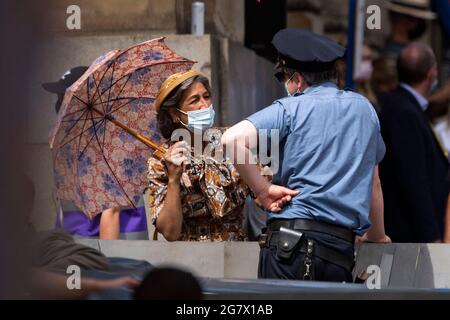 Glasgow, Écosse, Royaume-Uni. 16 juillet 2021. PHOTO : jour 4 du tournage du film hollywoodien à succès d'Indiana Jones 5. Les scènes d'aujourd'hui disent une parade de ticker avec des bandes de marchage, des foules de foudroyantes, la presse et les astronautes de retour dans une scène américaine de New York 1959. Les rues sont décorées d'étoiles et de bandes drapeaux et de banderoles et le Harrison Ford double a été vu à cheval de retour dans les rues de Glasgow. Crédit : Colin Fisher/Alay Live News Banque D'Images