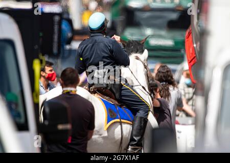 Glasgow, Écosse, Royaume-Uni. 16 juillet 2021. PHOTO : jour 4 du tournage du film hollywoodien à succès d'Indiana Jones 5. Les scènes d'aujourd'hui disent une parade de ticker avec des bandes de marchage, des foules de foudroyantes, la presse et les astronautes de retour dans une scène américaine de New York 1959. Les rues sont décorées d'étoiles et de bandes drapeaux et de banderoles et le Harrison Ford double a été vu à cheval de retour dans les rues de Glasgow. Crédit : Colin Fisher/Alay Live News Banque D'Images