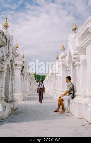 Mandalay Myanmar, touriste parmi des stupas dans la Pagode de Kuthodaw, connu comme le plus grand livre du monde. Kuthodaw est un stupa bouddhiste, situé à Mandalay, Birmanie Myanmar Banque D'Images