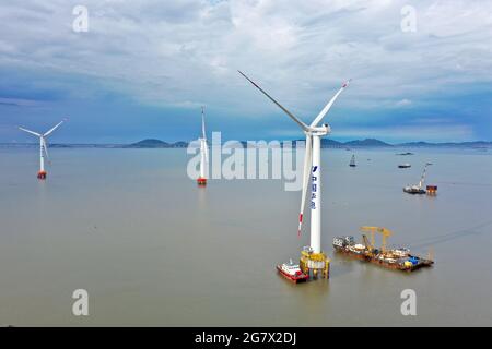 Pékin, Chine. 28 mai 2021. Photo prise le 28 mai 2021 montre un parc éolien offshore de China Huadian Corporation dans la province de Fujian, dans le sud-est de la Chine. Credit: Jiang Kehong/Xinhua/Alay Live News Banque D'Images