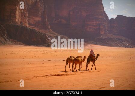 Wadi Rum - « la Vallée de la Lune », représentée comme Mars dans plusieurs longs métrages hollywoodiens Wadi Rum est un conte de fées arabe qui attend d'être découvert. Banque D'Images