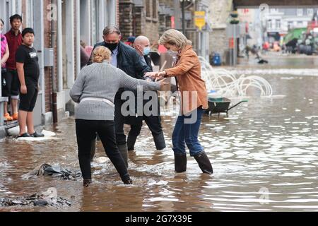 La reine Mathilde de Belgique photographiée lors d'une visite royale à Pepinster après les fortes pluies des derniers jours, vendredi 16 juillet 2021. La province di Banque D'Images