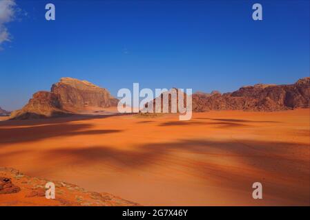 Wadi Rum - « la Vallée de la Lune », représentée comme Mars dans plusieurs longs métrages hollywoodiens Wadi Rum est un conte de fées arabe qui attend d'être découvert. Banque D'Images