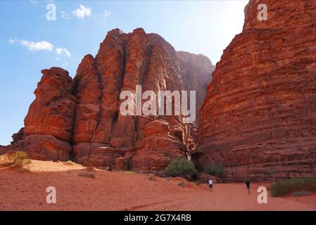 Wadi Rum - « la Vallée de la Lune », représentée comme Mars dans plusieurs longs métrages hollywoodiens Wadi Rum est un conte de fées arabe qui attend d'être découvert. Banque D'Images