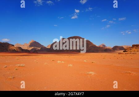 Wadi Rum - « la Vallée de la Lune », représentée comme Mars dans plusieurs longs métrages hollywoodiens Wadi Rum est un conte de fées arabe qui attend d'être découvert. Banque D'Images