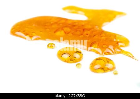 golden drops cannabis cire gros plan sur fond blanc. Banque D'Images