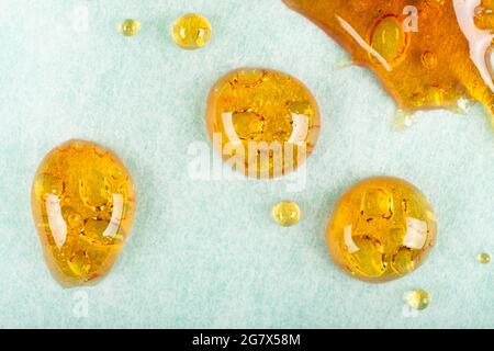 golden drops de cire de cannabis macro gros plan. Banque D'Images