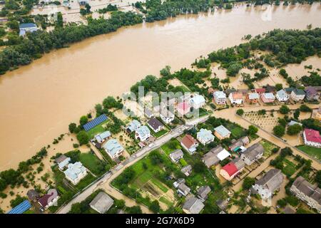 Vue aérienne de la rivière Dnister avec eau sale et maisons inondées dans la ville de Halych, ouest de l'Ukraine. Banque D'Images