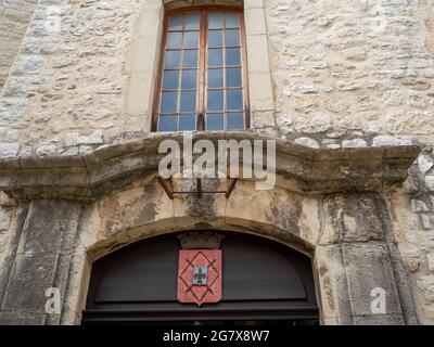 Détails architecturaux et blason sur la porte ancienne classique dans le petit village provençal dans la Côte d'Azur arrière pays Banque D'Images