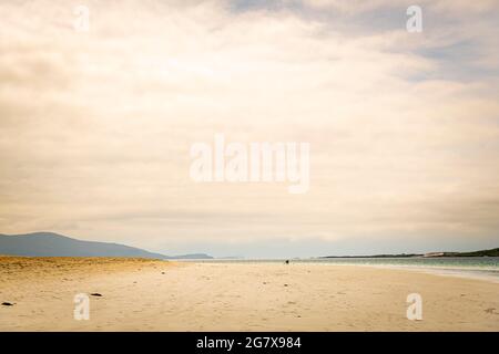 Un été 3 photo HDR image de LUSKENTIRE Beach, Traigh Losgaintir, et 2 personnes avec un chien sur l'île de Harris, îles occidentales, Écosse. 29 juin 2021 Banque D'Images