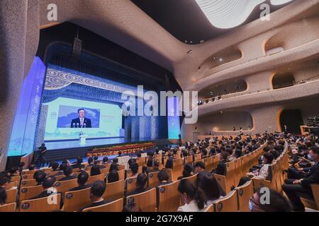 (210716) -- FUZHOU, le 16 juillet 2021 (Xinhua) -- le vice-ministre de l'éducation Tian Xuejun, également directeur de la Commission nationale chinoise pour l'UNESCO, prend la parole lors de la cérémonie d'ouverture de la 44e session du Comité du patrimoine mondial de l'UNESCO à Fuzhou, dans la province du Fujian, dans le sud-est de la Chine, le 16 juillet 2021. La 44e session du Comité du patrimoine mondial de l'UNESCO a débuté vendredi à Fuzhou, capitale de la province de Fujian en Chine orientale, pour passer en revue les éléments du patrimoine mondial en ligne pour la première fois. ALLER AVEC 'le Comité du patrimoine mondial ouvre la 44e session en Chine orientale' (Xinhua/Song Weiwei) Banque D'Images