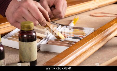 restauration de portes en bois, fenêtres avec crayon de cire. Banque D'Images