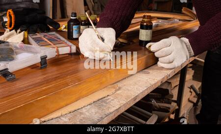 restauration de portes en bois, peinture et étanchéité de copeaux. Banque D'Images