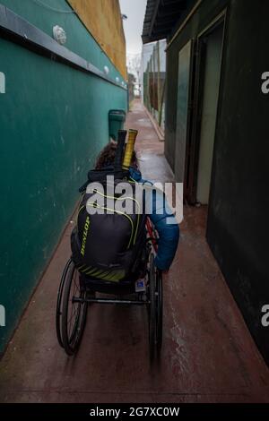 Buenos Aires, Argentine. 15 juillet 2021. Joueur de tennis Florencia Moreno d'Argentine sur le chemin d'une session d'entraînement. Moreno est la première femme Argentine à se qualifier pour les Jeux paralympiques de tennis en fauteuil roulant. « faire partie de ce jeu est un rêve », explique le joueur de tennis. Credit: Florencia Martin/dpa/Alay Live News Banque D'Images