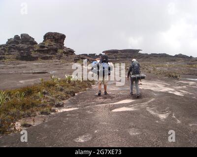 CIUDAD BOLIVAR, VENEZUELA - 19 avril 2011 : une vue panoramique des gens qui trekking sur le sommet du mont Roraima au Venezuela Banque D'Images