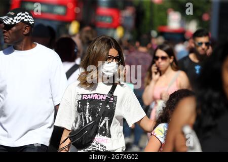 Londres, Royaume-Uni. 16 juillet 2021. Les gens qui portent un masque descendent Oxford Street très fréquentée. L'Angleterre se prépare à lever toutes les restrictions de covid à partir du 19 juillet, dans le cadre de différentes approches pour masquer les vêtements des gouvernements locaux aux entreprises privées. Le Royaume-Uni a enregistré aujourd'hui plus de 50.000 cas de covid, le nombre quotidien le plus élevé depuis des mois. Credit: Tayfun Salci/ZUMA Wire/Alay Live News Banque D'Images