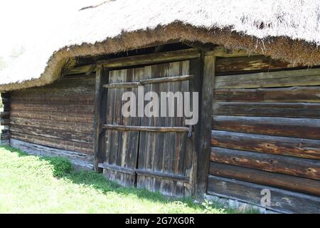 Ancienne grange de campagne, musée en plein air à Tokarnia, Tokarnia, swietokrzyskie, Pologne, architecture rurale, ancienne architecture, Banque D'Images