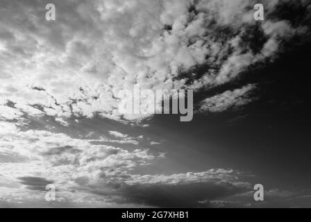 Vue aérienne de drone sur les nuages dans le ciel photo en extérieur noir et blanc Banque D'Images