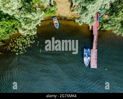 Vue aérienne de drone des bateaux qui se tiennent au bord de l'eau sur la rivière en été à l'extérieur Banque D'Images