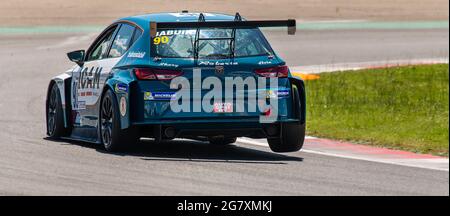 Vallelunga juin 12 2021, série Fx. Freinage brusque et spectaculaire d'une voiture de course sur piste, les roues se lèvent Banque D'Images