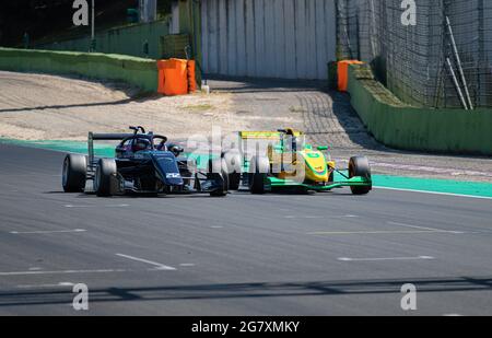 Vallelunga juin 12 2021, série Fx. Deux de Formula cars se battent et tentent de dépasser la piste asphaltée juste en temps de course Banque D'Images