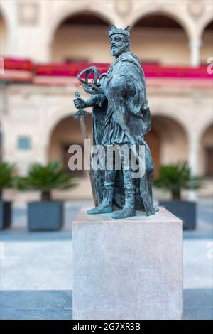 Monument commémoratif du célèbre roi médiéval espagnol Alfonso X connu sous le nom d'El Rey Sabio, sur la Plaza de España à Lorca. Banque D'Images