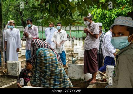 Les membres de la famille proposent des prières à leur parent décédé qui est décédé à cause du coronavirus COVID-19 dans un cimetière.la communauté musulmane de Yangon a enterré aujourd'hui plusieurs corps de victimes de Covid-19 alors que le nombre de personnes mourant du coronavirus (Covid-19) ne cesse d'augmenter de jour en jour. Le Myanmar est également confronté à une pénurie de bouteilles d'oxygène pour traiter les patients dans la plupart des hôpitaux du pays. Le ministère de la Santé du Myanmar a enregistré un total de 213,000 infections, 4,346 décès et 154,000 cas de rétablissement depuis le début de l'épidémie. (Photo par Santosh KRL/SOPA Images/Sipa USA) Banque D'Images