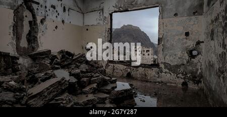 Taiz Yémen 03 mai 2021 : les décombres de maisons détruites à la suite de la guerre dans la ville yéménite de Taiz Banque D'Images