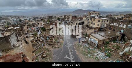 Taiz   Yémen   03 mai 2021 : maison détruite en raison de la guerre dans la ville de Taiz, Yémen Banque D'Images