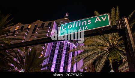 Miami Beach, Floride. 29 juin 2021. Vue de dessus de l'avenue Collins, panneau de rue la nuit. Banque D'Images